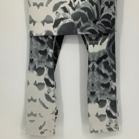 Lululemon Size 4 Pretty Plume Angel Wing Black Wunder Under Pant SE Dance M20-4 - Picture 6 of 7